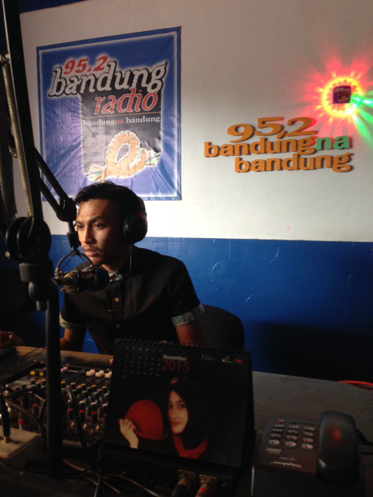 bandungradio952's tweet photo. ini dia finalis 02 #Joe #LPR2015 lomba penyiar radio #Bandung #SumpahAh https://t.co/6mmNGxKguh