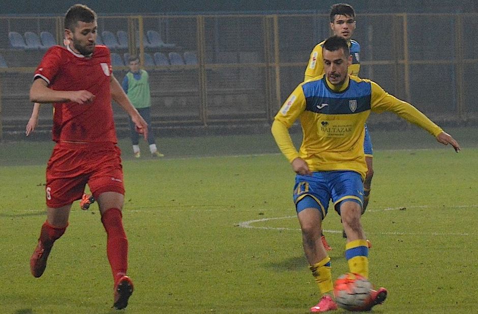 Nestorovski passes the ball Nestorovski passes the ball