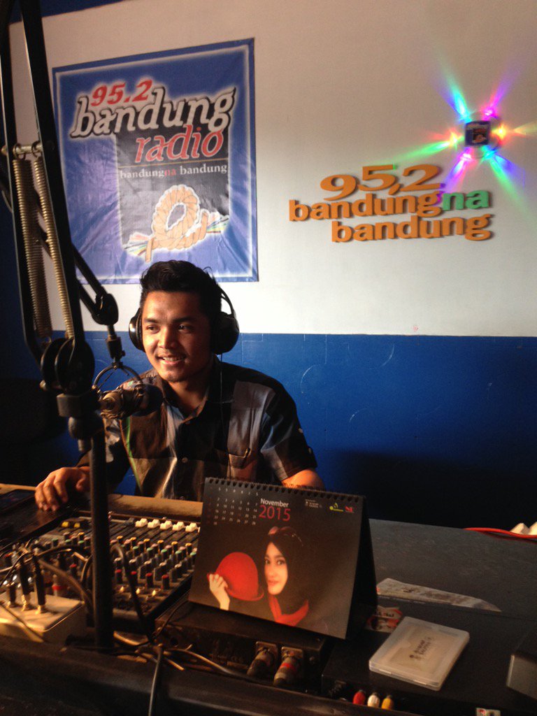 bandungradio952's tweet photo. nuju di udara finalis 06 #Dewe #LPR2015 *lomba penyiar radio* #Bandung #SumpahAh https://t.co/uai9f1GpW1