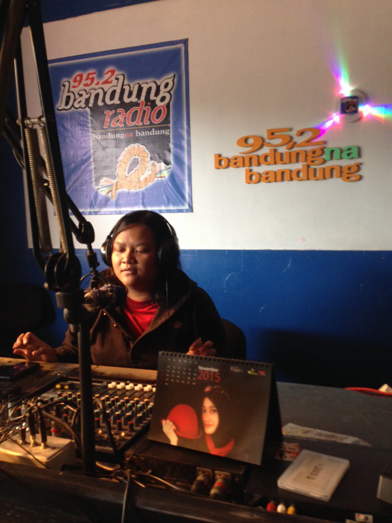 bandungradio952's tweet photo. nuju di udara finalis 08 #Unil #LPR2015 *lomba penyiar radio* #Bandung #SumpahAh https://t.co/EFmc1IiNTx