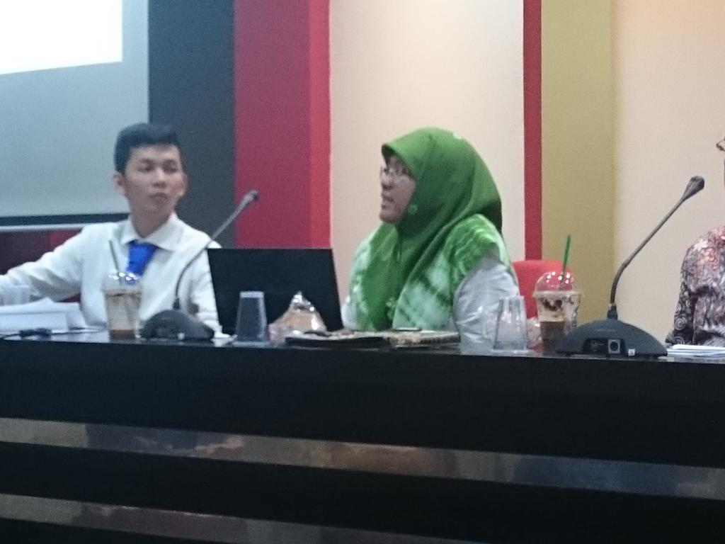 Pembicara selanjutnya adalah dosen FHUI, Ibu Wirdyaningsih,  Wakadek 2 FHUI #KIHES2015