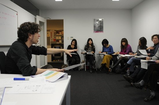InstCervantes's tweet photo. .@CervantesTokio, primero de Asia en impartir un curso de euskera: https://t.co/FO1OmWr8ZT @deia_bizkaia @etxepareES https://t.co/0zmP7orMQ3