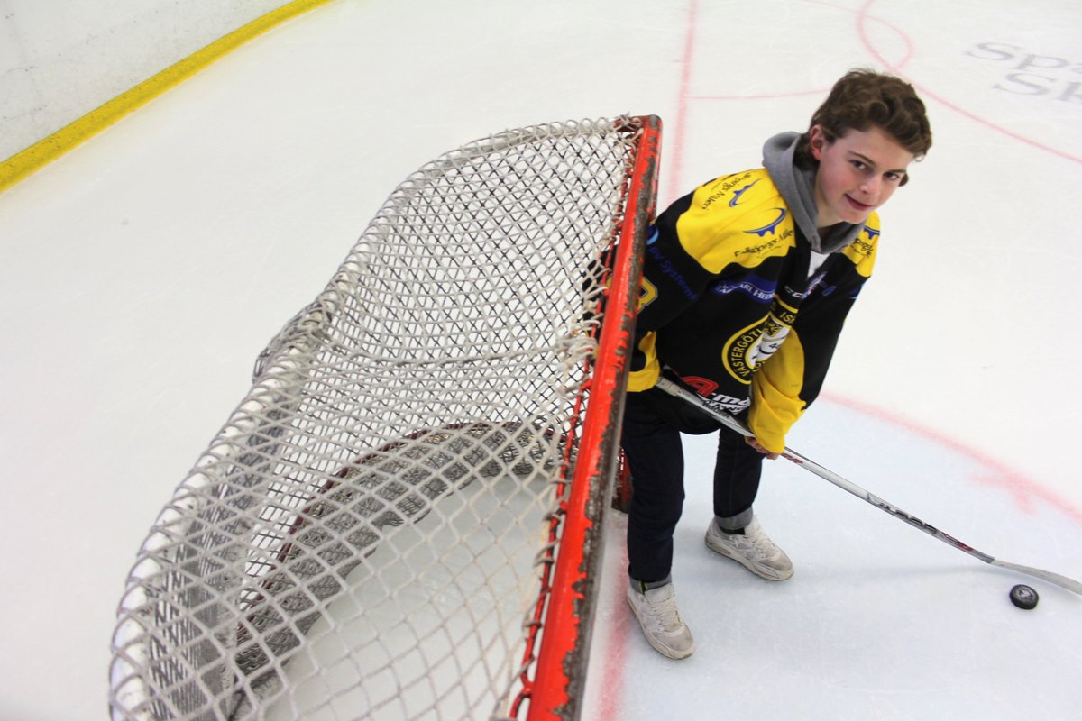 s_albertsson's tweet photo. TV: Se och hör vad Filip Cederqvist från @skaraik säger inför TV-pucken som börjar i dag: https://t.co/d4VcbGcXli https://t.co/WhtUK1FYG4