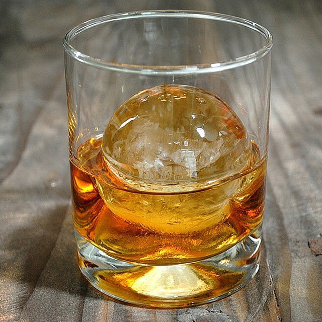 RadGuyCom's tweet image. Spherical ice. Makes drinks a little more rad. #happyhour #scotchontherocks #glenmorangie … ift.tt/1M1AWBv