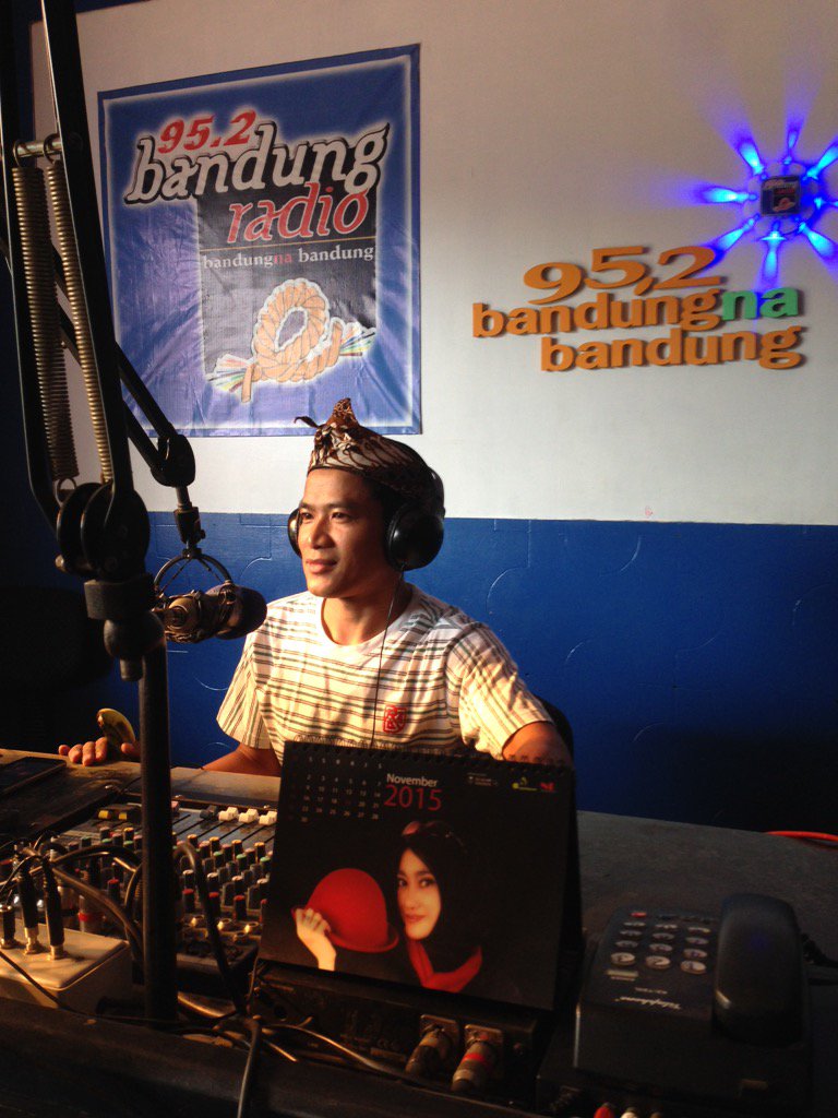 bandungradio952's tweet photo. nuju di udara finalis 09 #Tiktik #LPR2015 *lomba penyiar radio* #Bandung #SumpahAh https://t.co/1CtSXnPhHN