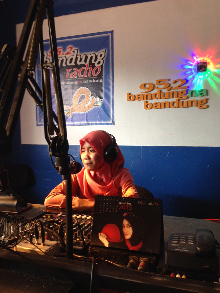 bandungradio952's tweet photo. nuju di udara finalis 11 #Dea #LPR2015 *lomba penyiar radio* #Bandung #SumpahAh https://t.co/dkI2CJkGPv