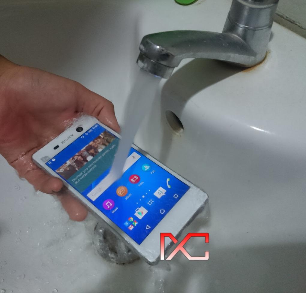 Percobaan ringan fitur waterproof bersertifikat IP68. #XperiaM5Dual @SonyXperiaID