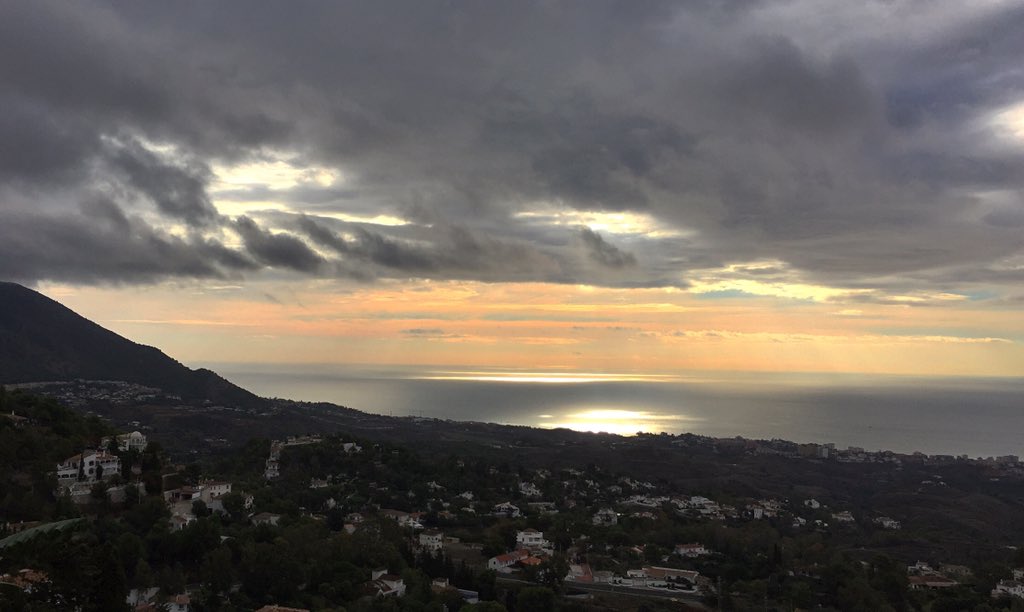 cosplaYuan's tweet photo. @saurabhraajjain The same sun, we see it from different places 😊 https://t.co/heerPYhYka