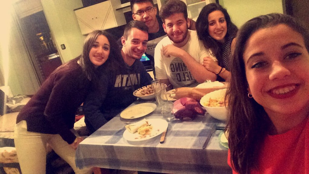 esthermf18's tweet photo. Así somos 😎🔝🤓 @PabloH_11 @nestor_26 @vicente396 @luciaro10 @anaamat96 https://t.co/Hwajo7nwDX