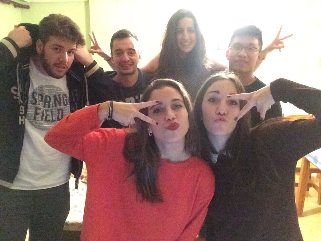 esthermf18's tweet photo. Así somos 😎🔝🤓 @PabloH_11 @nestor_26 @vicente396 @luciaro10 @anaamat96 https://t.co/Hwajo7nwDX