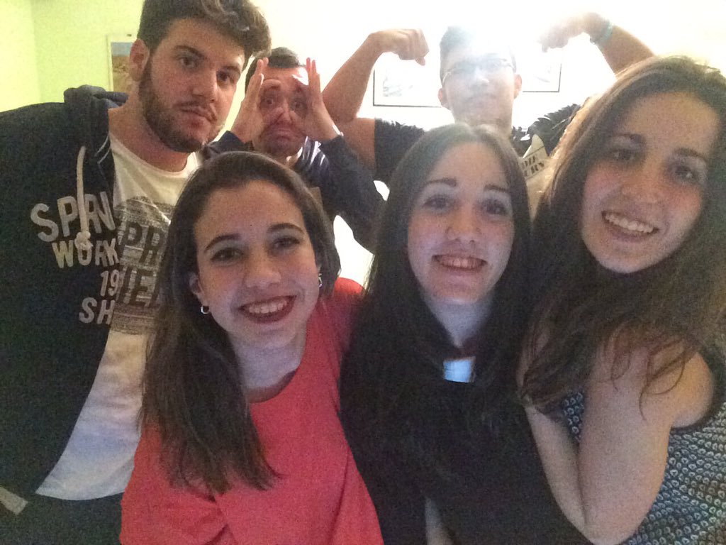 esthermf18's tweet photo. Así somos 😎🔝🤓 @PabloH_11 @nestor_26 @vicente396 @luciaro10 @anaamat96 https://t.co/Hwajo7nwDX