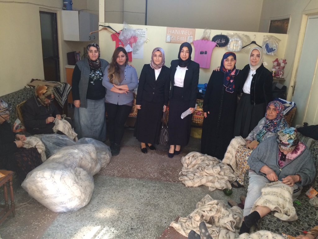 serapyahsiyasar's tweet image. #Şuanda Bahçelievler de esnaf ziyaretlerinde hanım kardeşlerimiz ile #YarınlarımızKadınlarımız @Akparti @AK3bolgeSKM