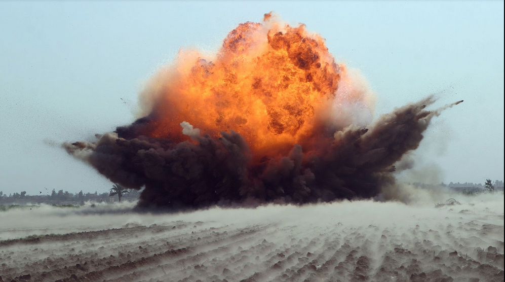 Een bom heeft hetzelfde effect op de aarde als kunstmest. Het maakt onze aarde  + bodemleven kapot. Eet #onbespoten