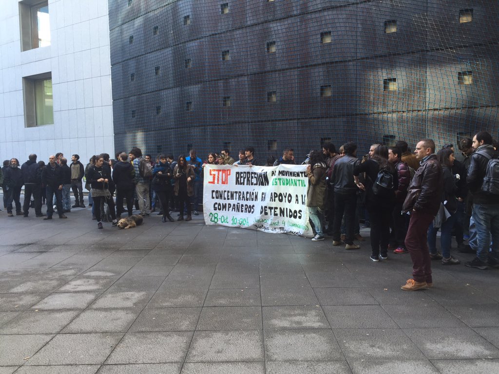 bemuniovi's tweet photo. Apoyando a los compañeros que van a declarar por una denuncia de la policía en la huelga estudiantil del 24M. https://t.co/xwp7L3I4RN