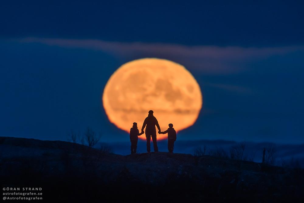 Astrofotografen's tweet photo. Did you see the #fullmoon last night? Me and my family went hiking for a good view. https://t.co/x48LNY6wEe #Nikon https://t.co/kTLVlEtDVy