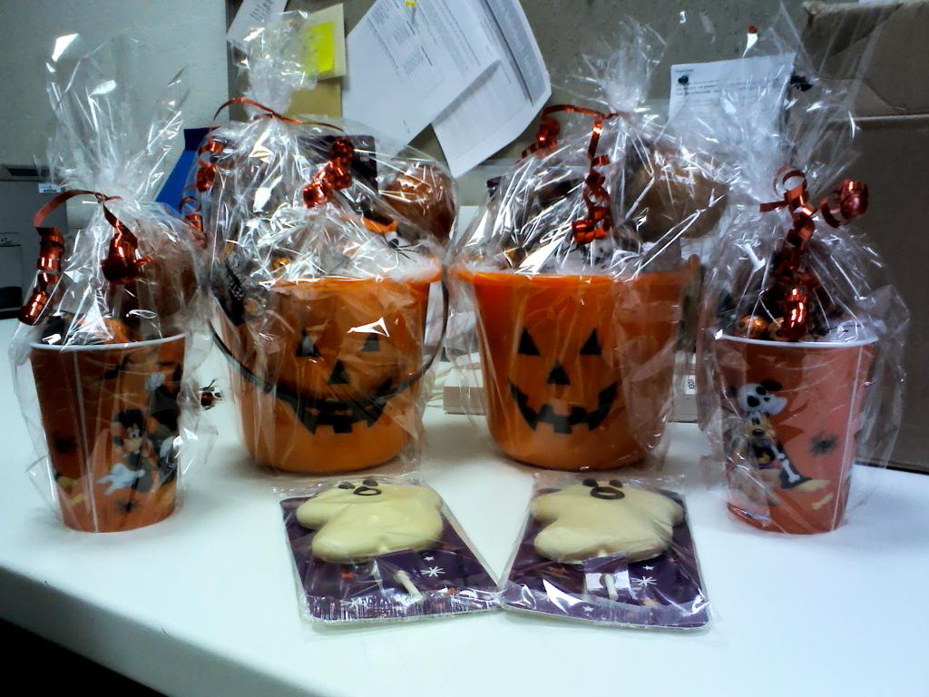 Donation of Halloween prizes for the Library's poetry competition @steviegosboy @Tesco_SouthWest <a href="/Em_j_Taylor/">Emily Taylor</a>