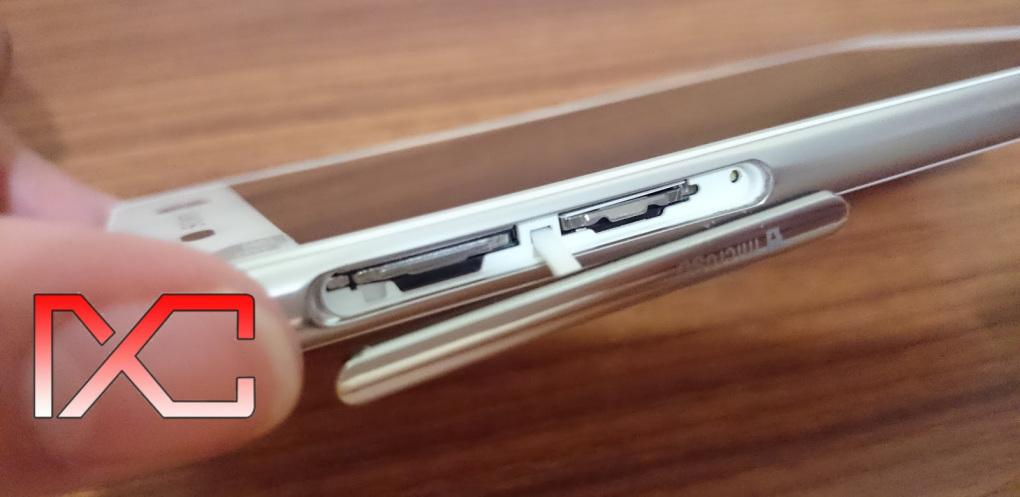 Slot kartu SIM berdampingan dengan slot Micro SD yang mendukung kapasitas hingga 200GB! #XperiaM5Dual @SonyXperiaID