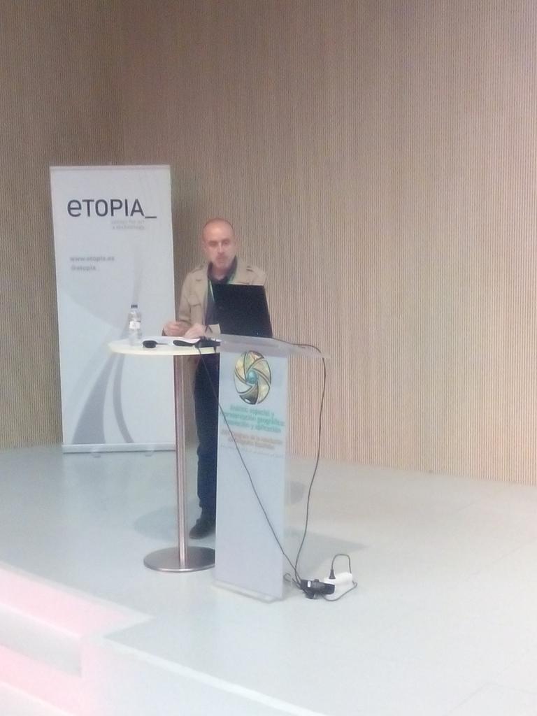 AGE_2015_Zgz's tweet photo. López Casado, D. sobre parcelaciones ilegales en Córdoba. #AGEzgz https://t.co/bl9nalMunR