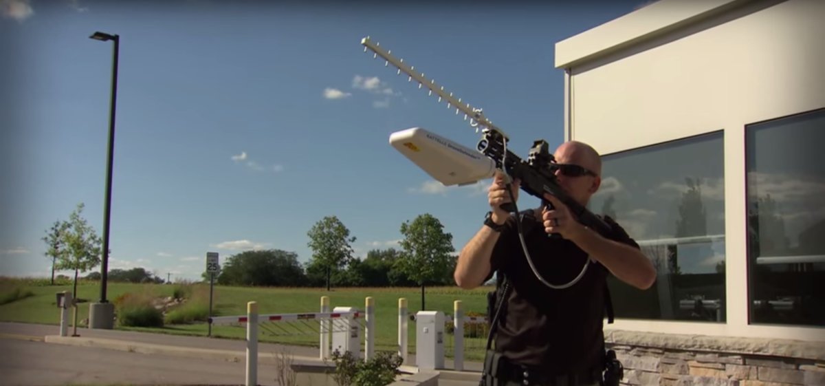 techadd1's tweet image. Anti-drone rifle shoots down UAVs with radio waves. goo.gl/qxfXP1?aN7lb #tech