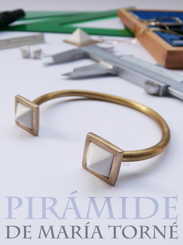 Starenrojo's tweet photo. La nueva colección de joyería de #MariaTorne se llama #Pirámide, hoy podéis verla en el blog https://t.co/HFzKVWAOV7 https://t.co/iKdw9en4QL