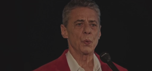 g1's tweet photo. Chico Buarque canta no filme 'Chico: Artista Brasileiro'; veja trecho https://t.co/Yc8QWssS6H #G1 https://t.co/x4B863UY4a