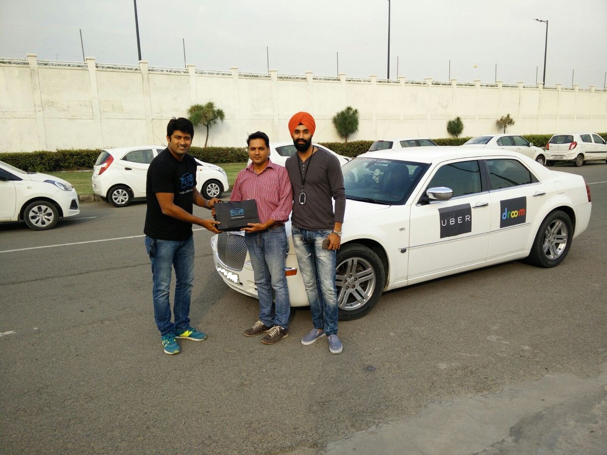 letsdroom's tweet photo. Delivering a package of happiness! #UberSUPERCARS @letsdroom @Uber_India https://t.co/hqJxtNzeFm