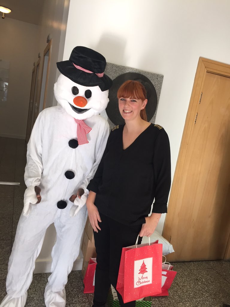 LeslieAnnHorgan's tweet photo. Just telling Frosty from @PhotoBox that there's no Christmas before Halloween (hence the all black) #photoboxmagic https://t.co/pB3CQgIUl6