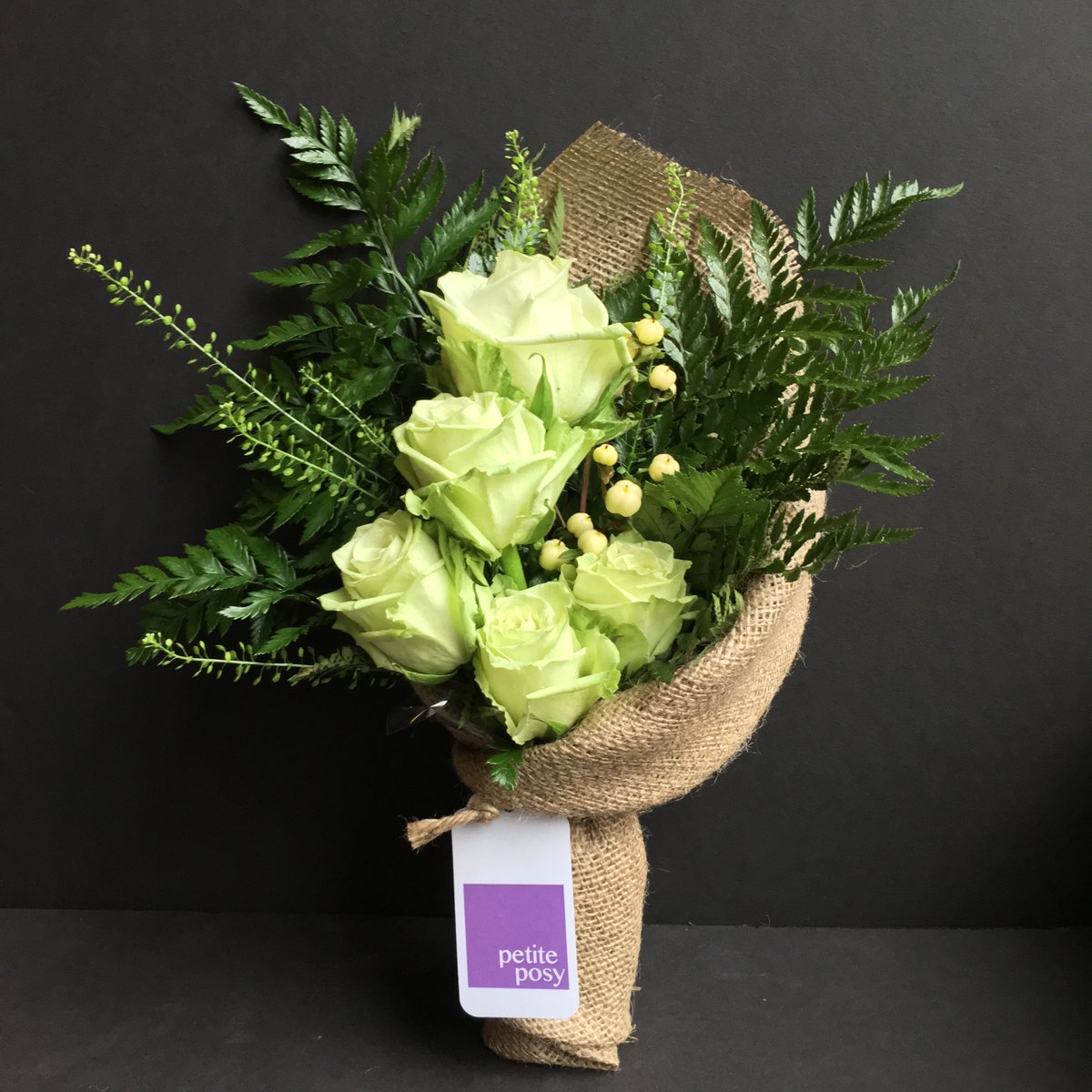 petiteposyny's tweet photo. Green Tea Roses, Pepper Grass... #flowers #florist #Manhattan #newyork #greentea #roses #peppergrass #hypericumberry https://t.co/GTZAyXLkVK
