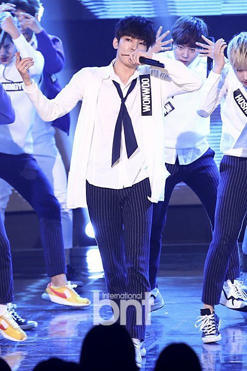 SEVENTEEN_TH's tweet photo. 151027 SEVENTEEN @ The Show https://t.co/qQYaDsULqy
