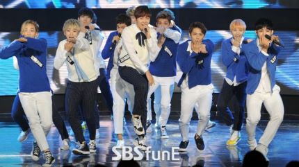 SEVENTEEN_TH's tweet photo. 151027 SEVENTEEN @ The Show https://t.co/8IndrvDRg3