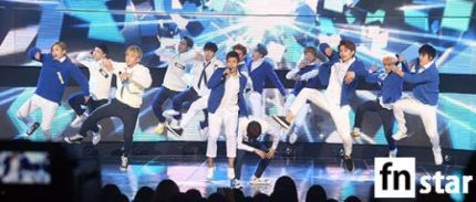 SEVENTEEN_TH's tweet photo. 151027 SEVENTEEN @ The Show https://t.co/1qFi2Zai9U