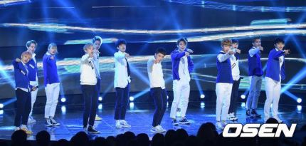 SEVENTEEN_TH's tweet photo. 151027 SEVENTEEN @ The Show https://t.co/1qFi2Zai9U