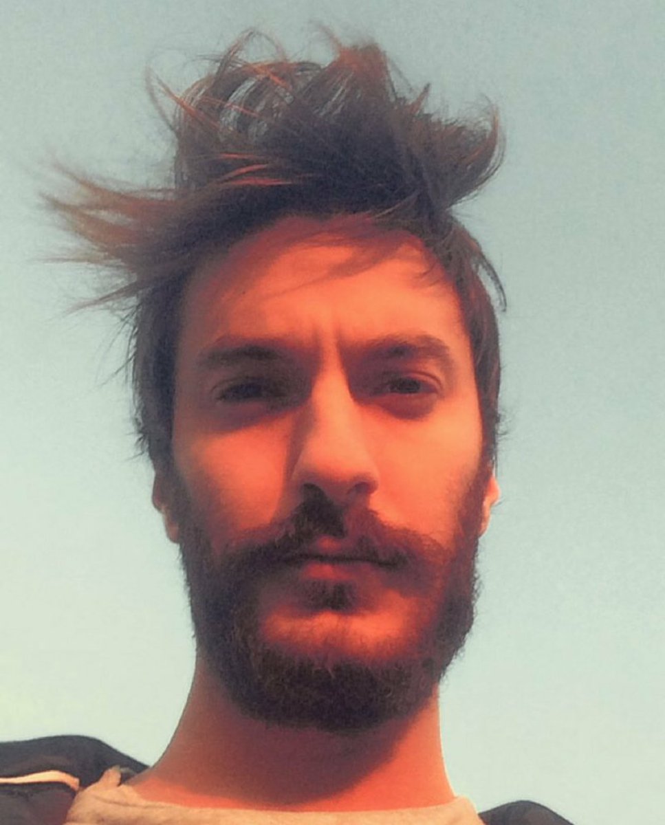 GKBagdatliEmre's tweet photo. Selin beni sevmiyor çatıdan atlayacağım. Çatıdan size son cümlemi söylüyorum. Abarmayın. 
Atla - FAV
Atlama - RT https://t.co/Alv408KJKm