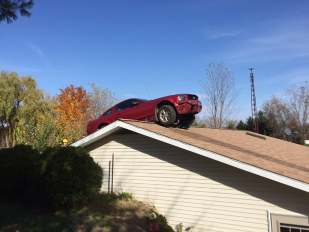 g1's tweet photo. Carro vai parar em telhado de casa nos EUA https://t.co/XE2Yo1B56y #G1 https://t.co/FI8vuwSF1O