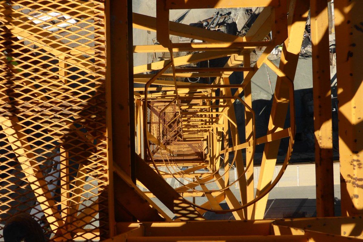 19Atelier's tweet photo. Obendreherkran - Aufstieg #BauEngineering #Atelier19 #Bauleitung #Baustelle #Tirol #Baukran #Bauen #KirchberginTirol https://t.co/WdejQIghgV