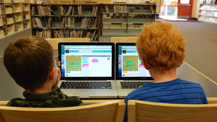 LaStampa's tweet photo. Così alcuni bambini stanno imparando a programmare. Ma il coding è ancora per pochi  https://t.co/m9Aax3yPRd https://t.co/nqOYHxJ0fr
