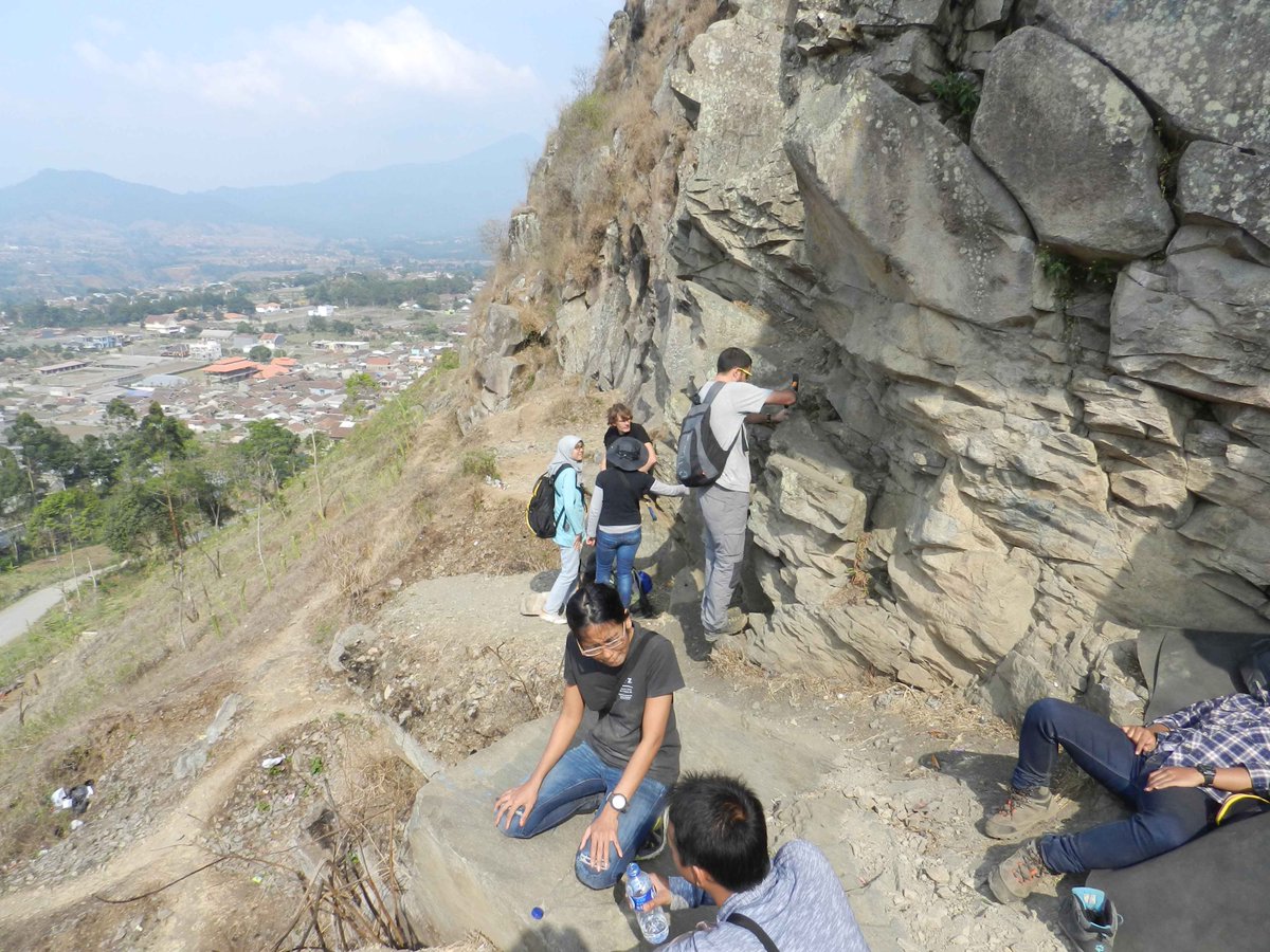 AukeBarnhoorn's tweet image. Sampling fieldwork at volcano near Bandung (Indonesia) for geomechanical experiments  #Geocap @tudelft @TNO &amp;amp; #ITB