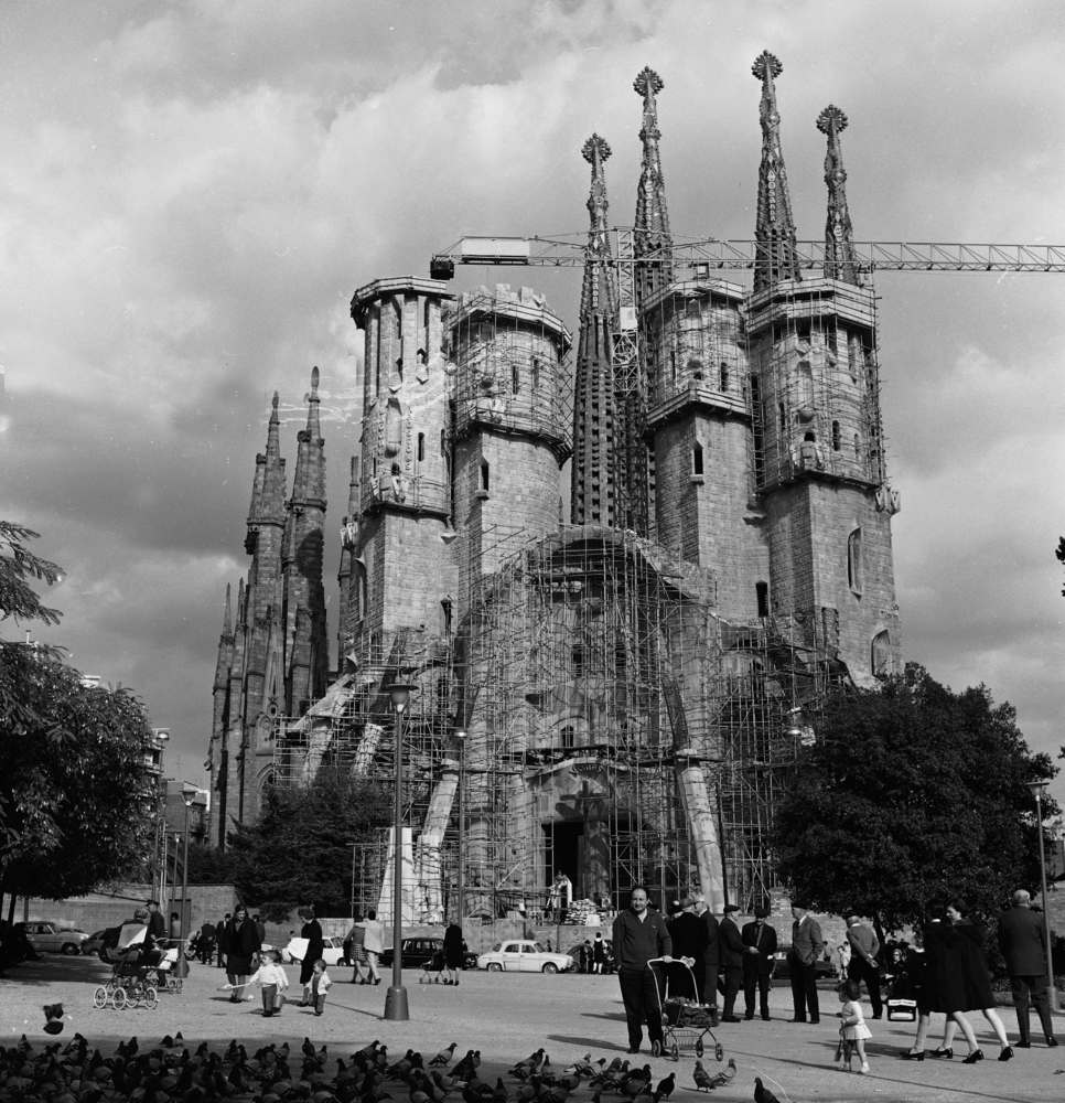 elliotwagland's tweet photo. La Sagrada Familia Basilica pictures capture final phase after 100 years of construction https://t.co/Ead2Xa9D3Z https://t.co/Bmp88Dt7em