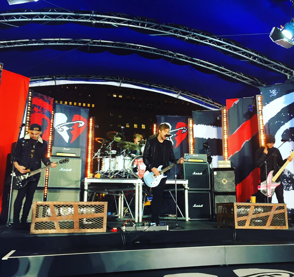 JacksonEric's tweet photo. .@5SOS "Sounds Good Feels Good" in rehearsal for #5SOSTODAY @TODAYshow https://t.co/LyO96LCbyN