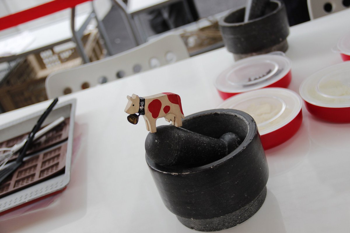 Swiss_Pavilion's tweet photo. Finally also @HappyLilly_ is learning how to make chocolate! The #ChocoAtelier has started at the #SwissPavilion https://t.co/okkfjooQzn
