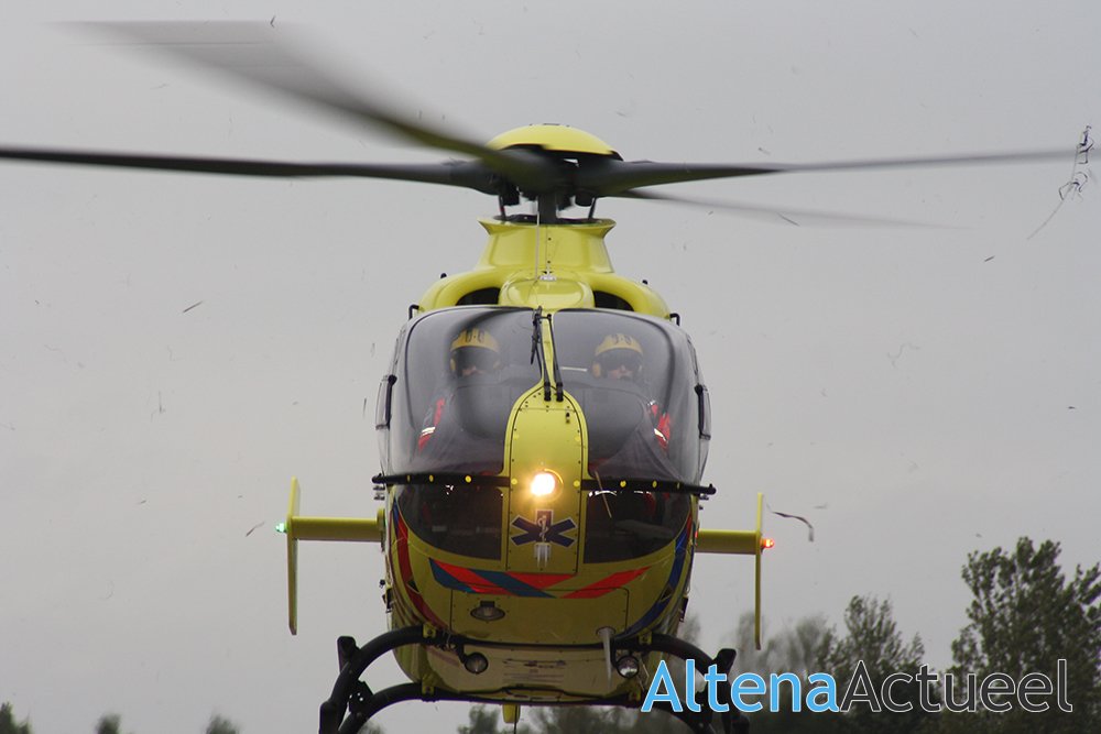 Traumahelikopter naar bedrijfsongeval in Beatrixhaven - altenaactueel.nl/werkendam/wdam…