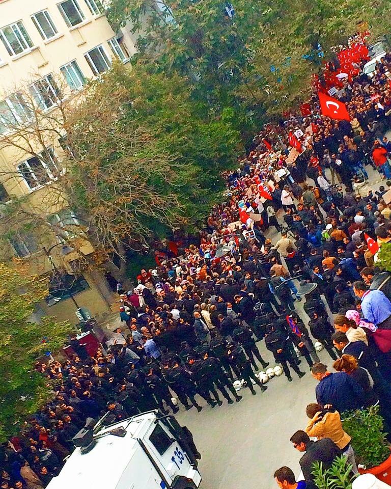 Paktasimais's tweet photo. Mhp İst İl başkanını polisler koza binasına almayıp  iteklerken Chp Mv. Yarkadaş gidip Başkanı polisten kurtarıyor https://t.co/aJjYNFolq8