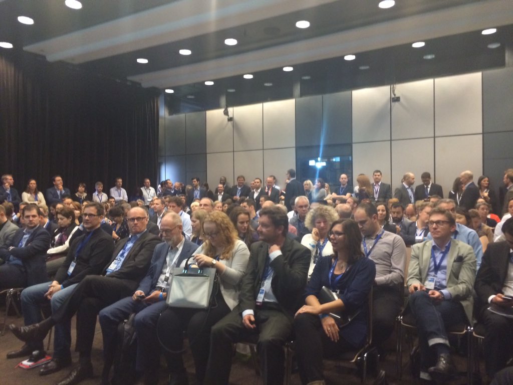 Schlaurin's tweet photo. Coming to you live from #HRTechWorld, CEB's very own Volker Jacobs. It's the Analytics, Stupid! https://t.co/oIrcnnjmWU
