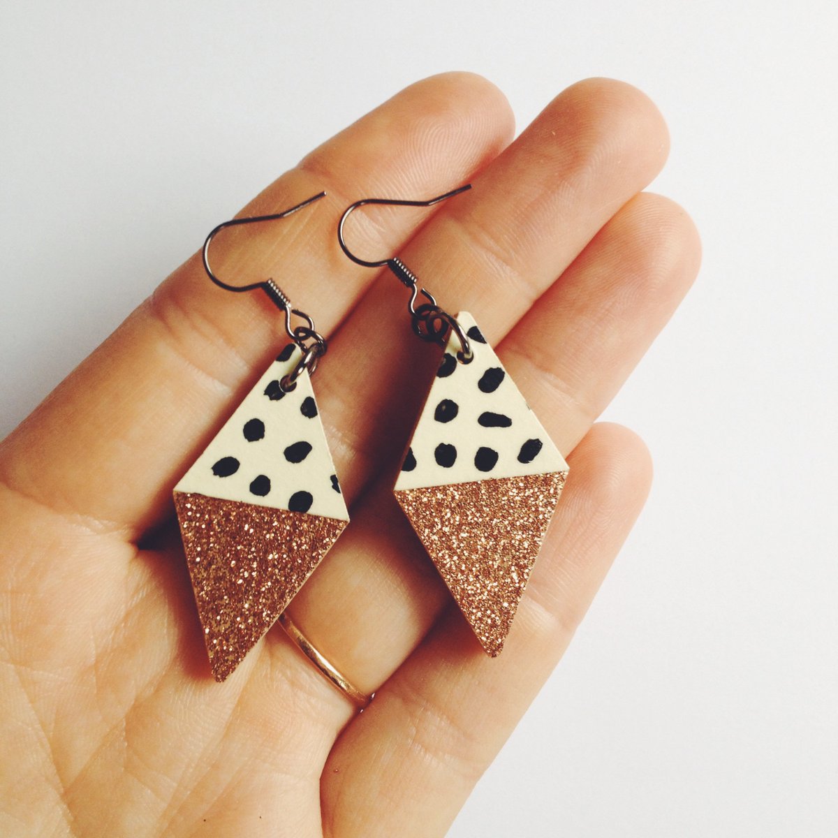 These new copper glitter flecked earrings are online NOW! And they come in black too! lucieellen.bigcartel.com/product/dangly…