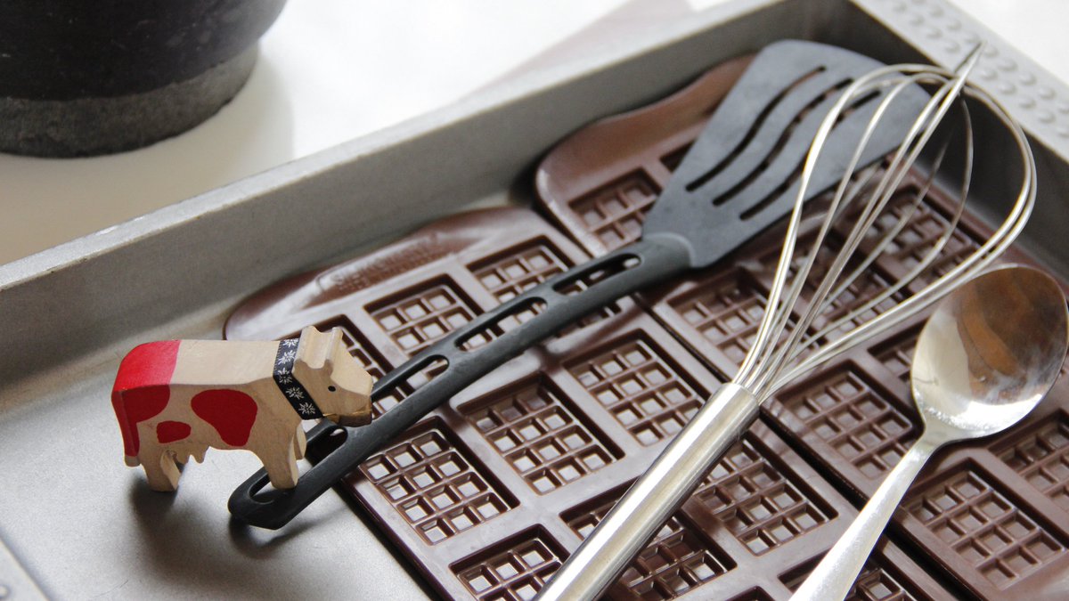 Swiss_Pavilion's tweet photo. Making chocolate is a hard work! @HappyLilly_ is discovering the tools for the job! #SwissPavilion #ChocoAtelier https://t.co/5KXhi0RVNG