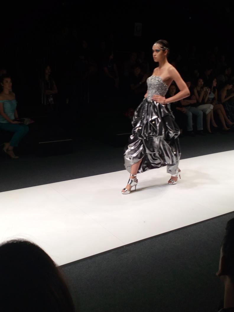 JKTfashion's tweet photo. Rosinda Kartika presented by Abineri Ang Atelier et Createur de Mode 3. #JFW2016 https://t.co/2tqzONTtc3