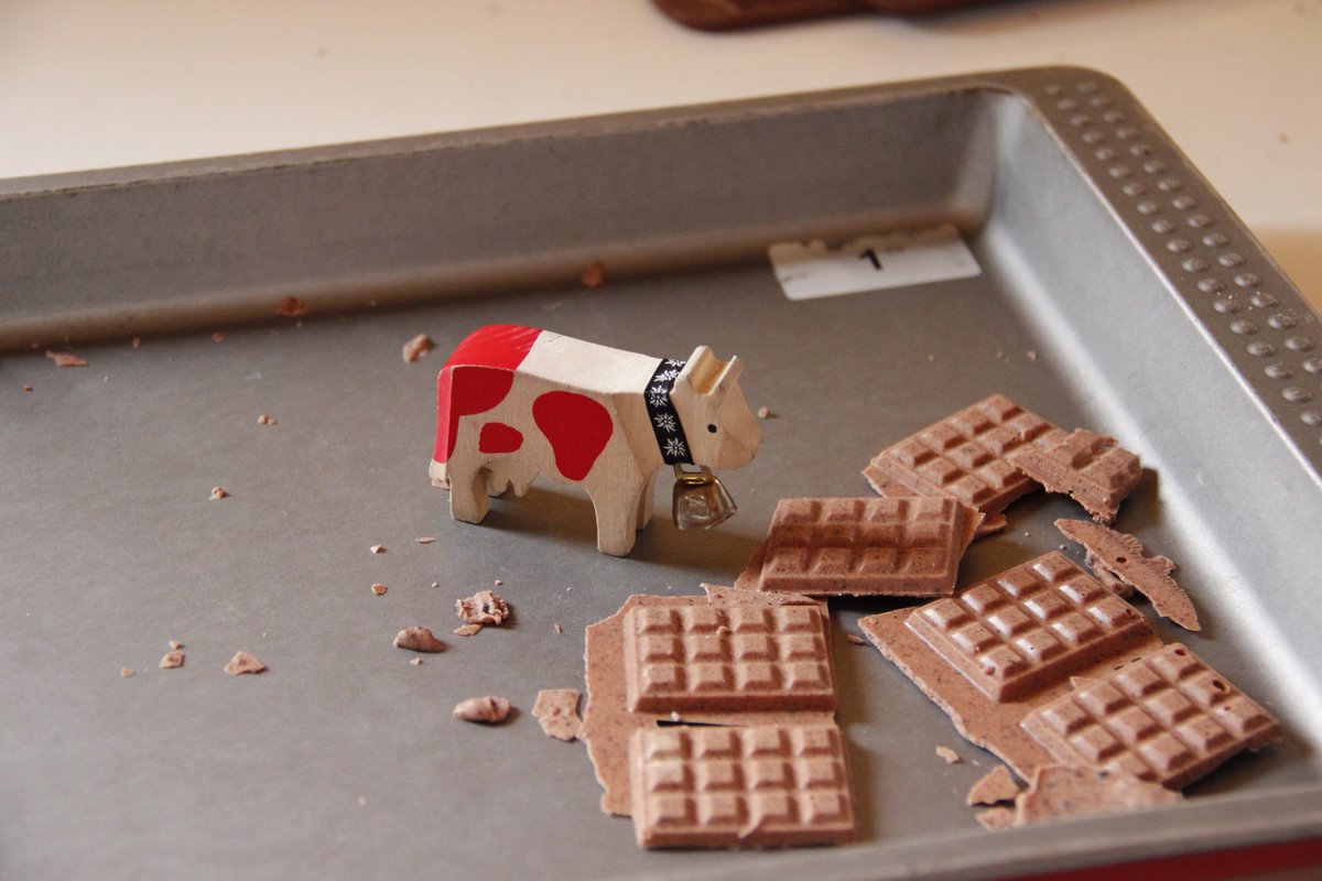 PadiglioneCH's tweet photo. Il cioccolato è pronto! @HappyLilly_ sta per gustare il frutto del suo lavoro! #SwissPavilion #ChocoAtelier https://t.co/cA9f49XjOJ