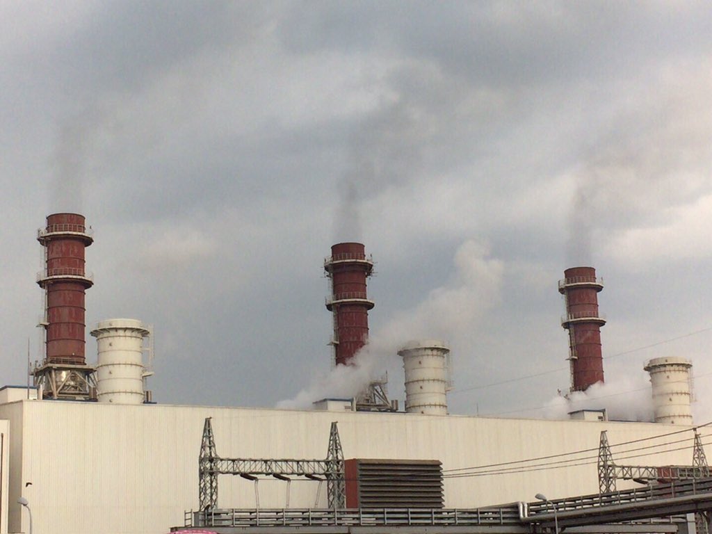 KhawajaMAsif's tweet photo. Smoke emerges from Nandipur Power Plant, running 430MW. (photo dated Tue. 27th October, 2015) https://t.co/zf8ET9q1sy