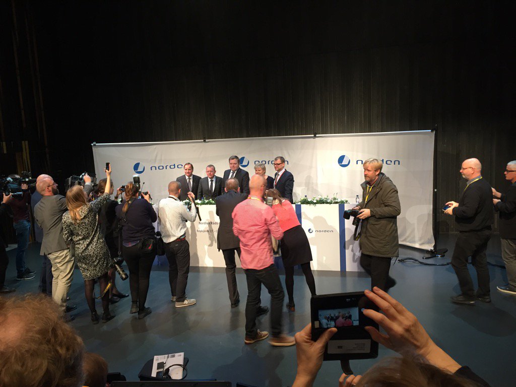 lundannakarin's tweet photo. Har dom aldrig sett en statsminister förr? #aarnjc #nrsession https://t.co/cmyXRwVmyS