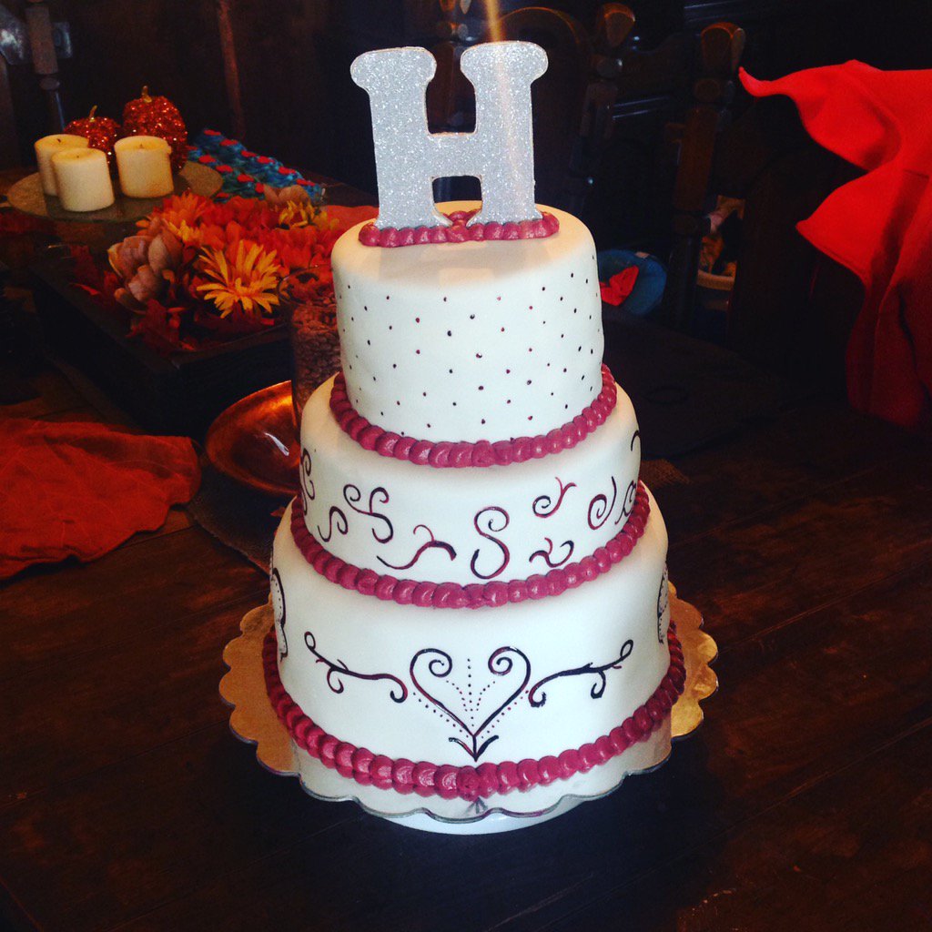 CBNicole15's tweet photo. @PlanetCake @PrettyWittyCake @LeandraBateman #cakedecorating @cakecentral @letstweetcakes #allhandpainted https://t.co/TKdh2rnEB6